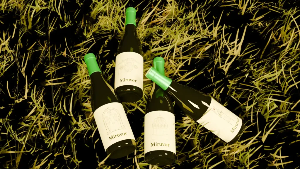 Botellas tiradas en el césped.