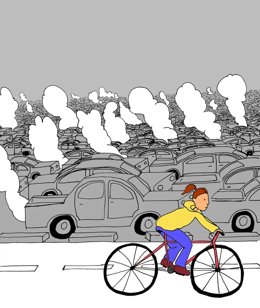 Chica pasea en bicicleta, de fondo una marea de coches en un atasco sueltan gases y hacen el fondo de la imagen gris.